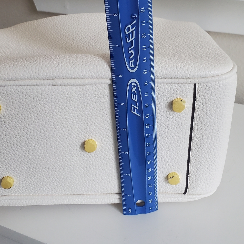 Elegant White Faux Leather Crossbody Bag - Picture 3 of 8